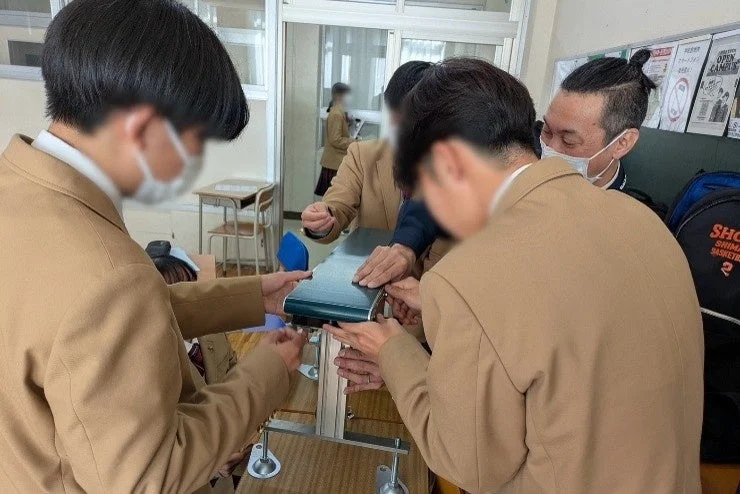 グループワークに取り組む高校生