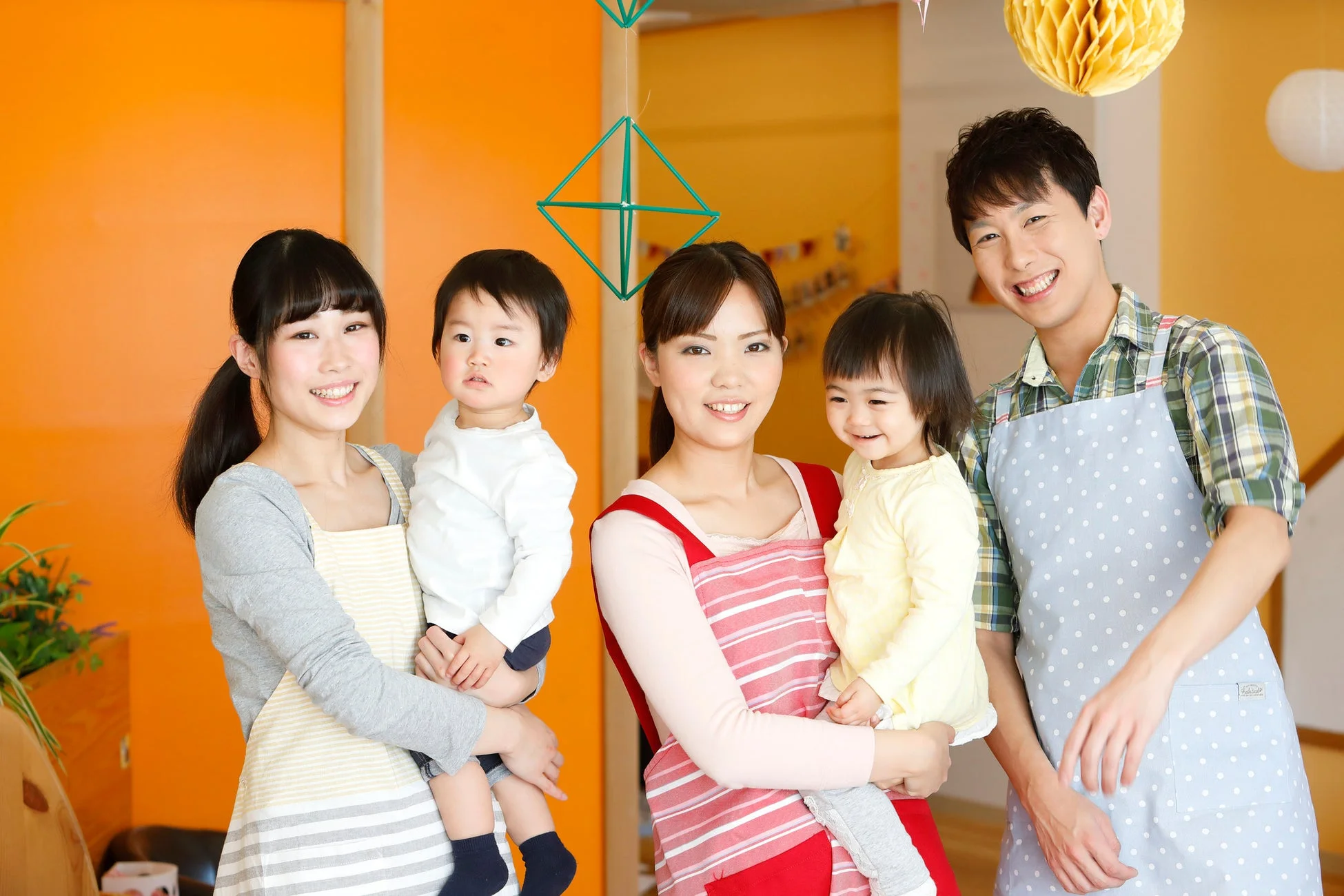 保育士と子供たちが笑顔で触れ合っている様子