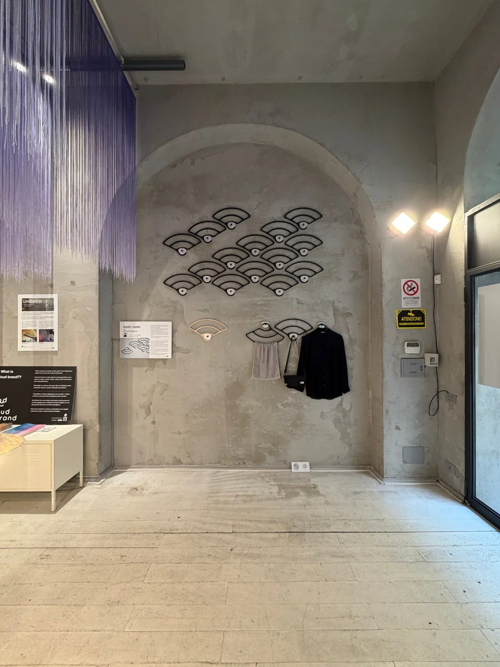 扇子をモチーフにした作品が並ぶ展示空間