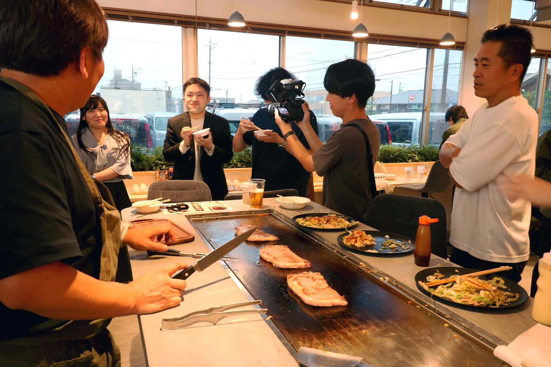 鉄板焼きを楽しむ人々の様子
