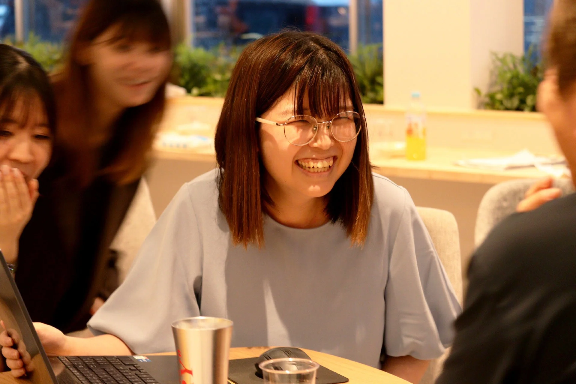 笑顔で会話する人々の様子