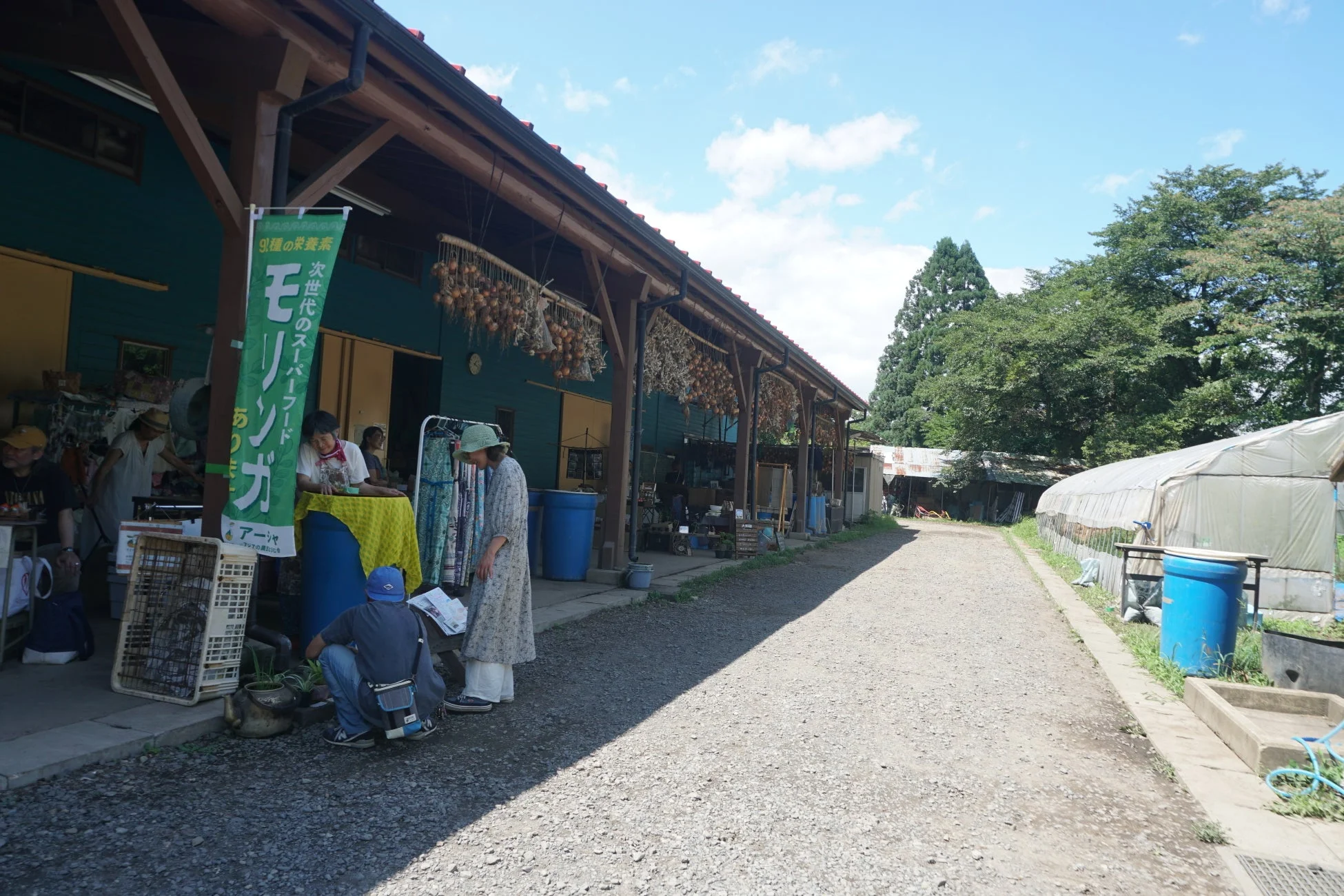 マルシェで買い物をする人々