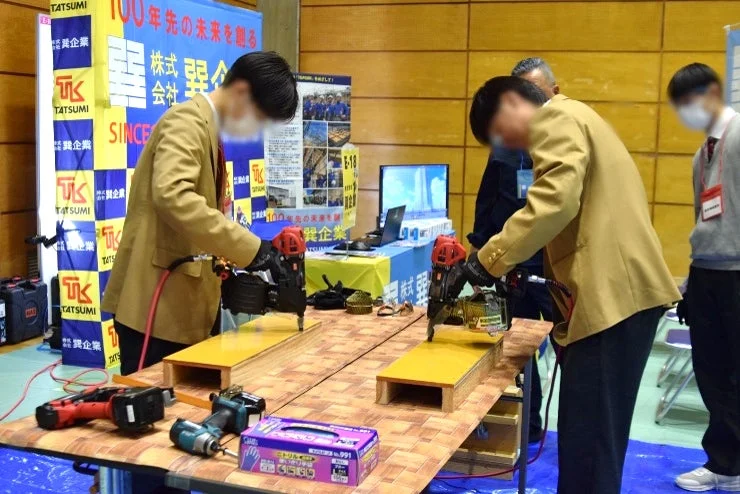 建設業の仕事体験をする高校生