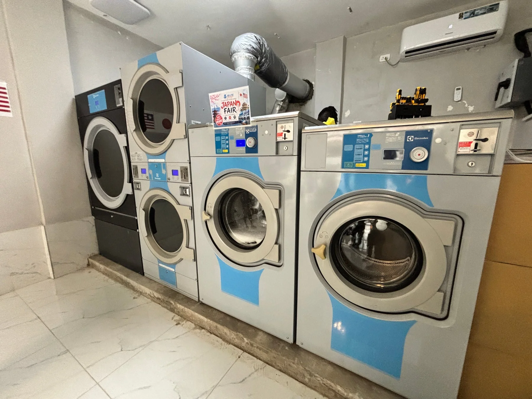 コインランドリーの室内