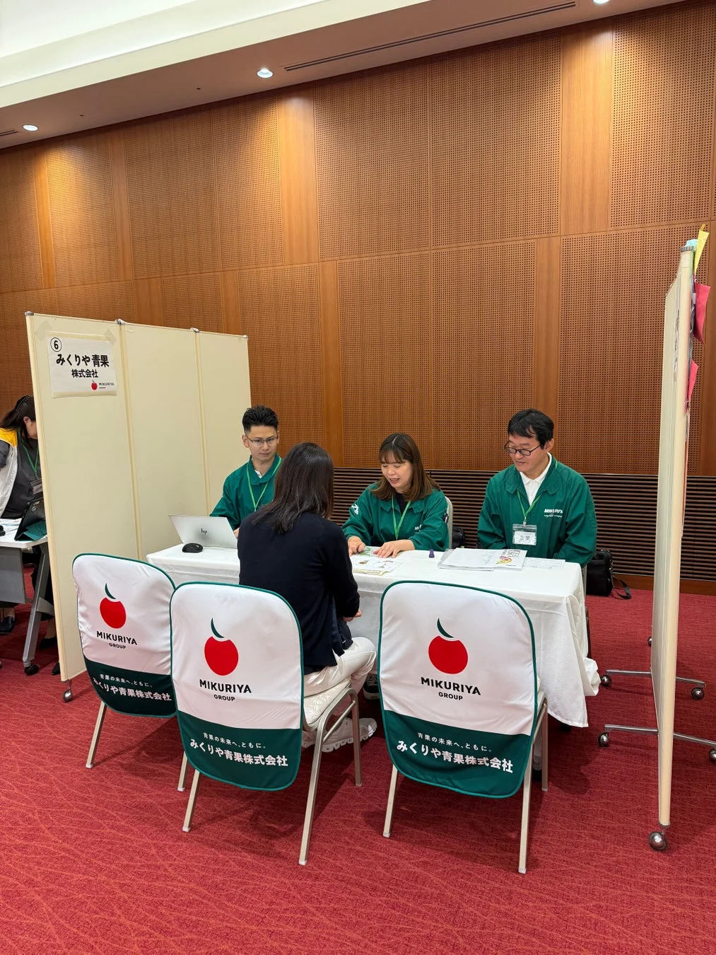 企業ブースで話す様子