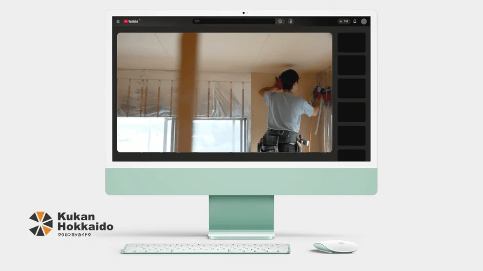 ミントグリーンのiMacが、YouTubeで内装工事の様子を映している画像