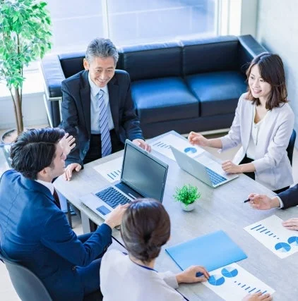 オフィスで会議するビジネスパーソン
