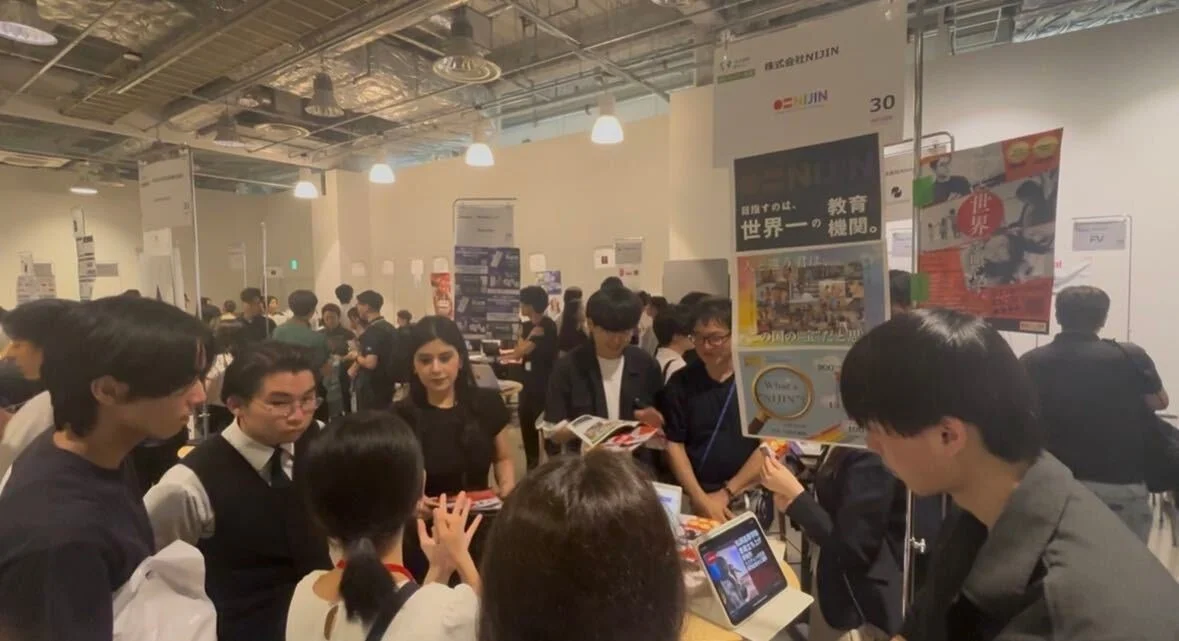 多くの若者が集まる活気ある屋内イベントの様子
