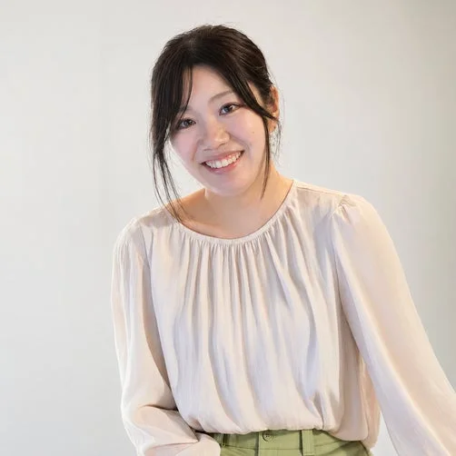笑顔でカメラを見つめる山﨑美紗都さんのポートレート