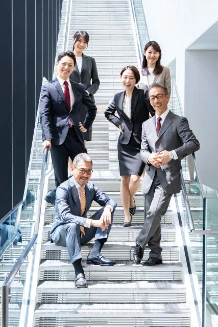 階段に立つビジネスパーソン