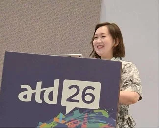 ATD-ICE 2026で笑顔でスピーチする佐々木絢海氏