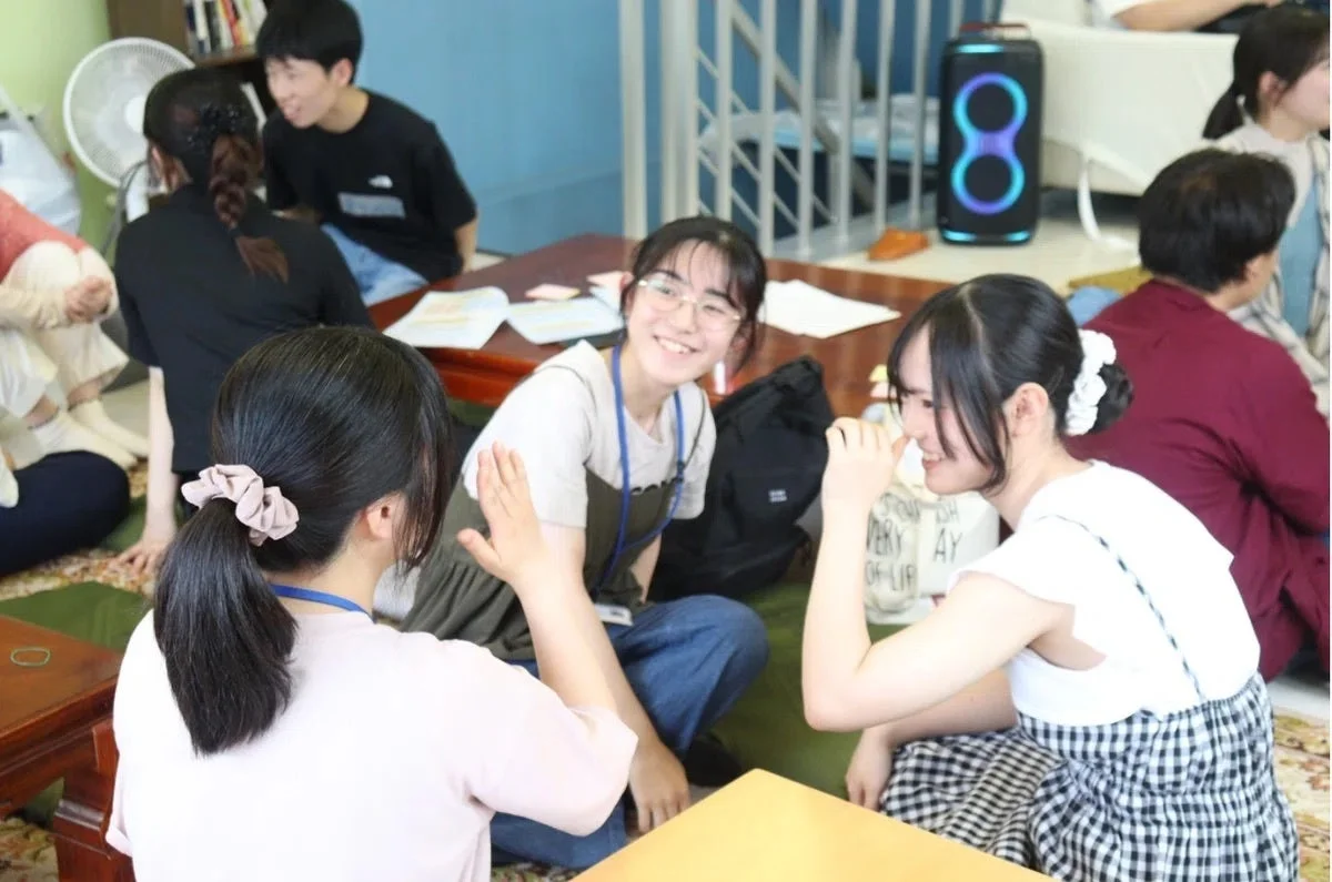 和やかな雰囲気で談笑する若者たち