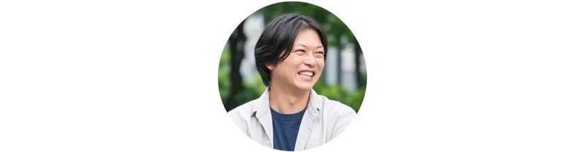 笑顔で横を向いている男性