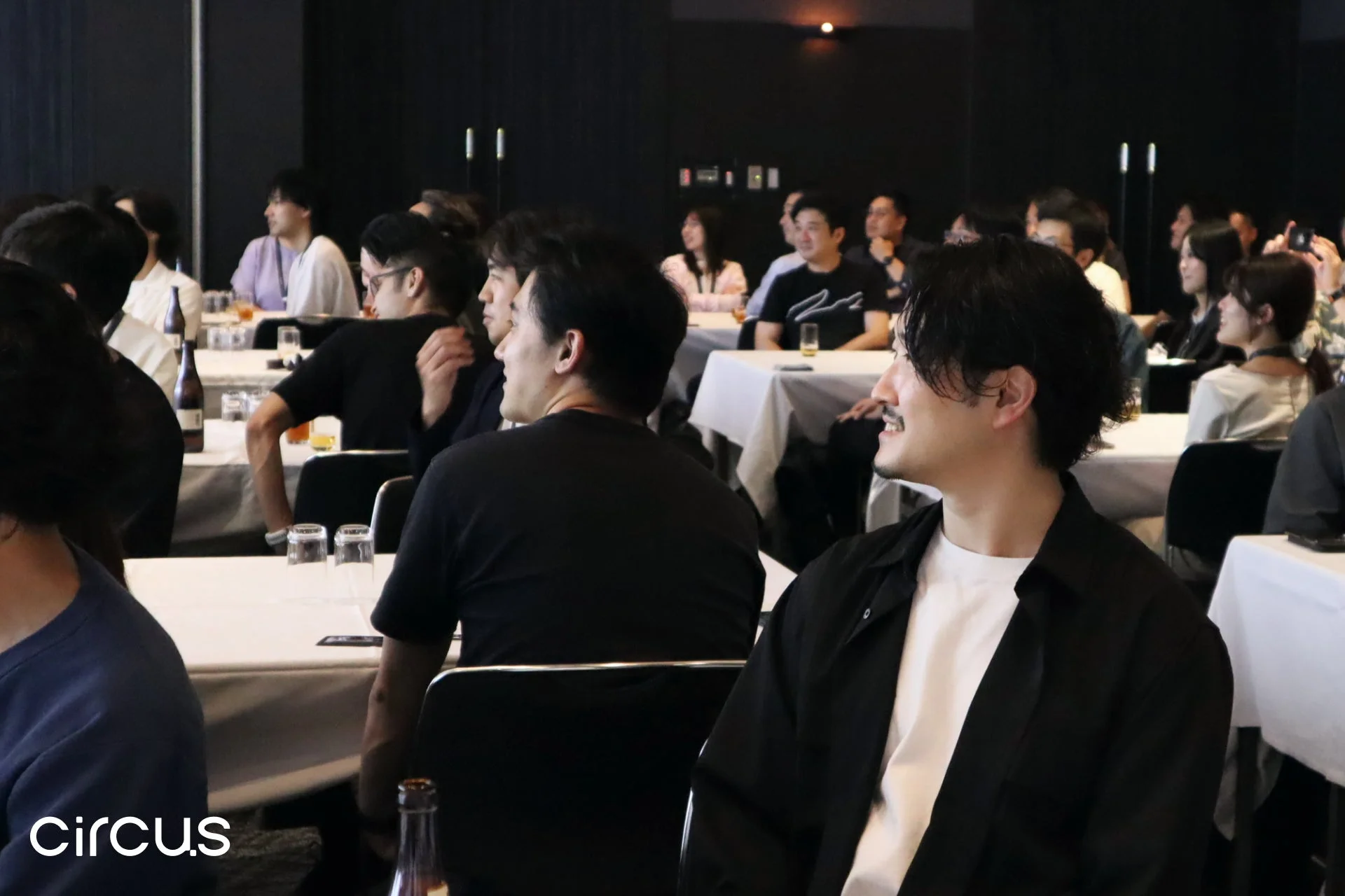 クイズ大会で盛り上がる参加者たち