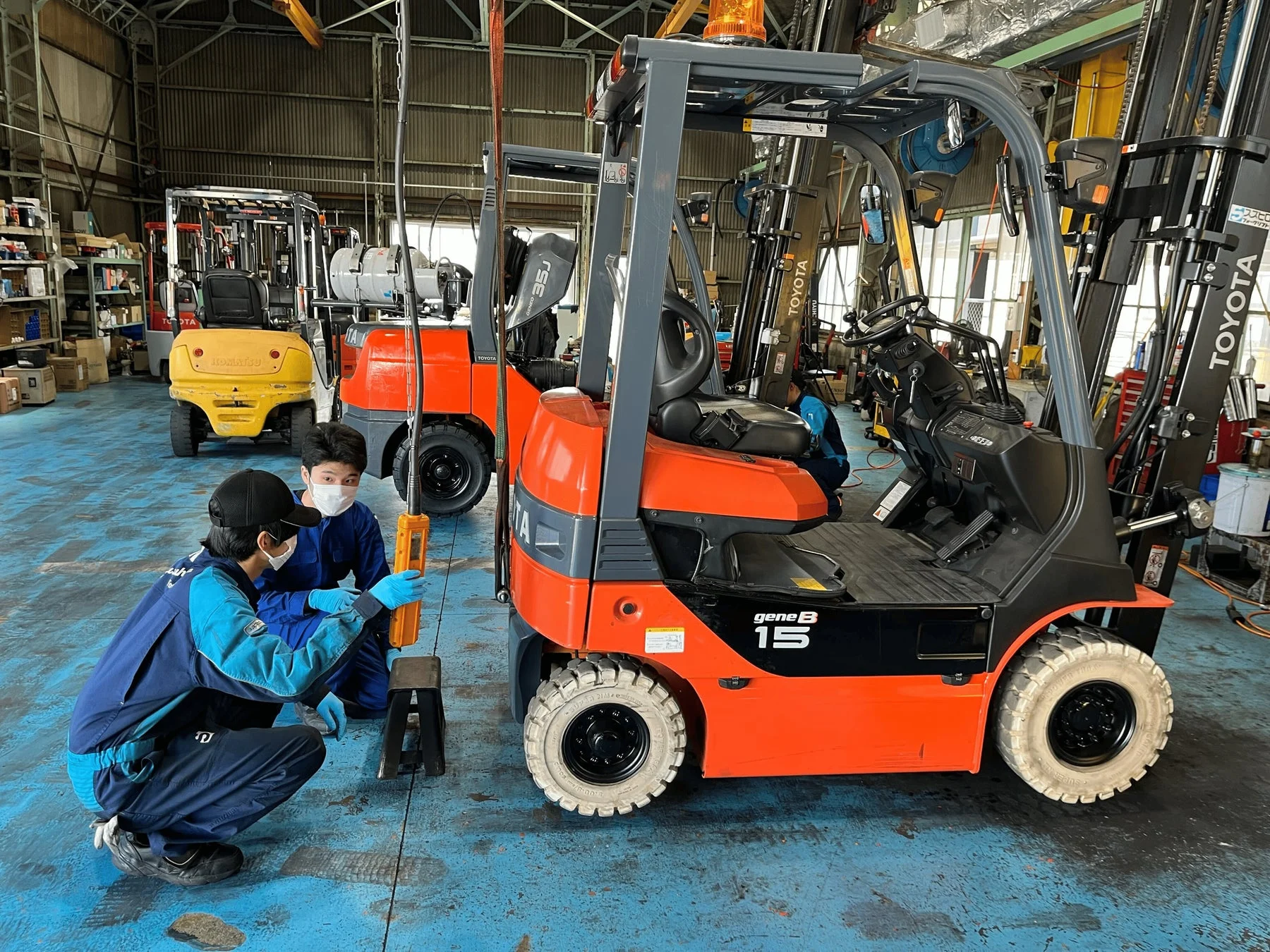フォークリフトの点検作業