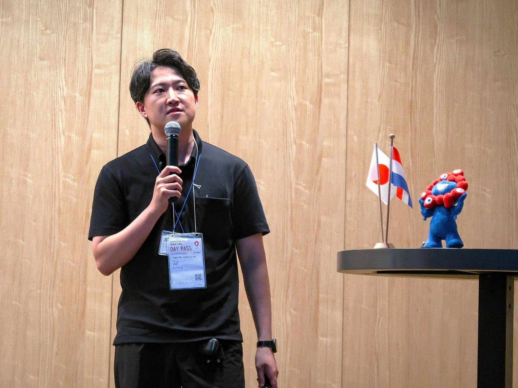 男性,講演,プレゼンテーション,イベント,マイク,パス,旗,日本,タイ,キャラクター,屋内,ステージ,木目調,会議