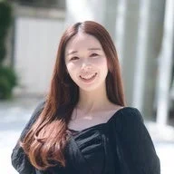笑顔でカメラを見つめる入江真鈴さんのポートレート