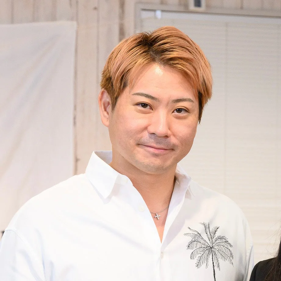 白いシャツを着て笑顔を見せる株式会社リソースクリエイション代表の髙田氏